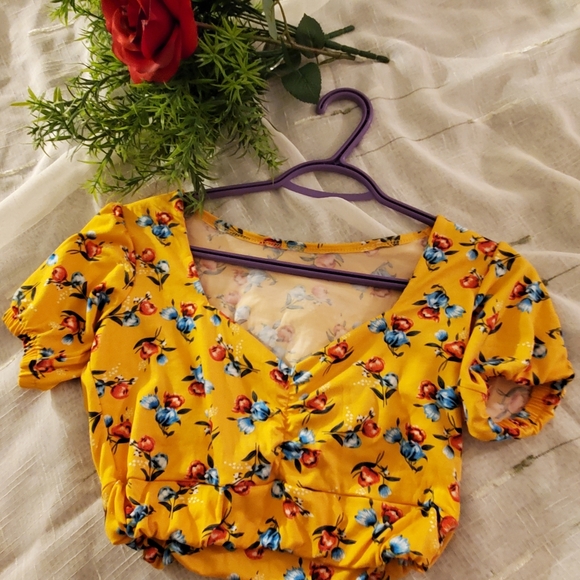 Matching crop top and skirt set. - Picture 2 of 3